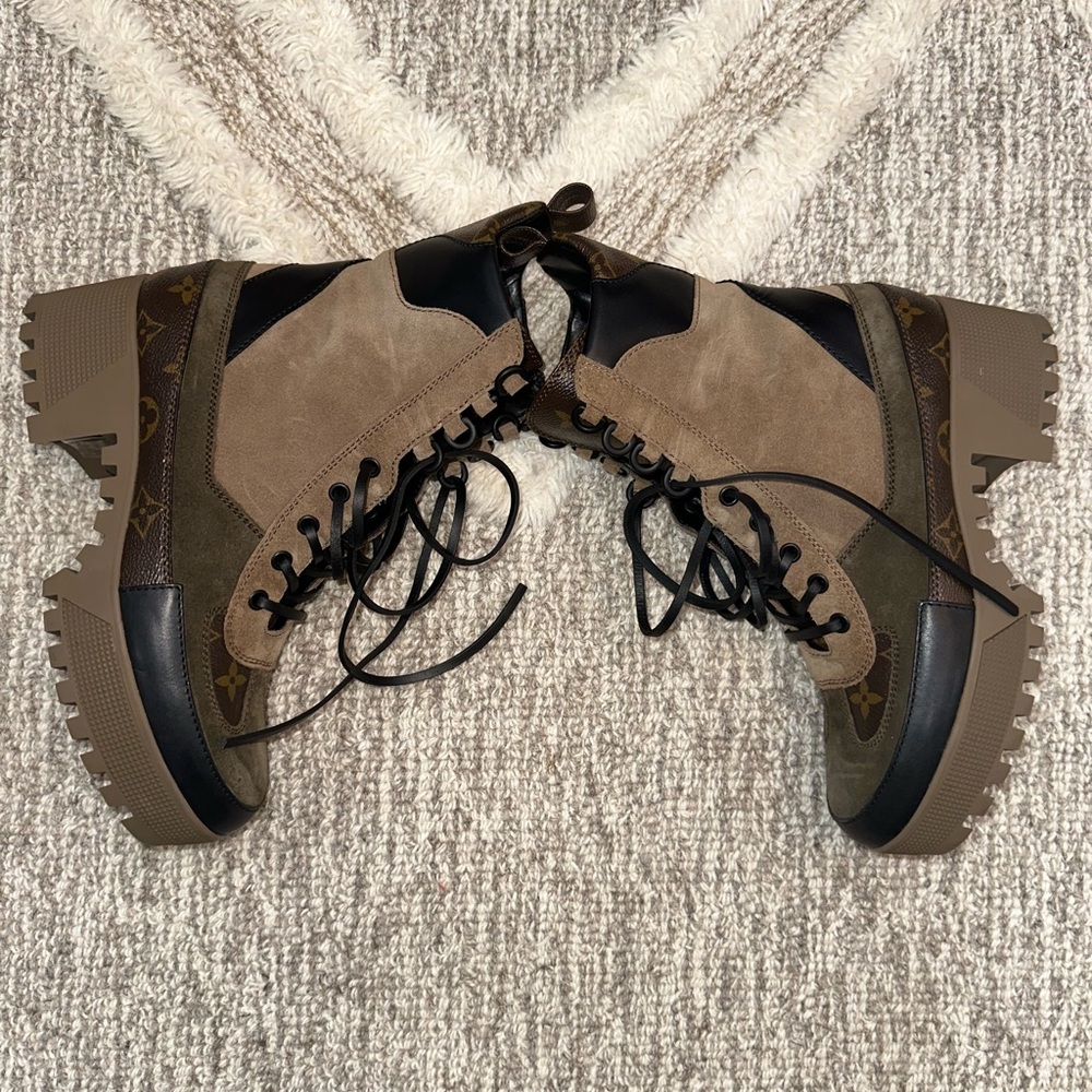 LOUIS VUITTON
Suede Calfskin Monogram Laureate Platform Desert Boots 39 Taupe - Picture 5 of 7